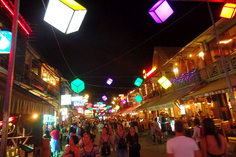 O centro de Siem Reap tem decoração no "teto" em quase todas as ruas.
